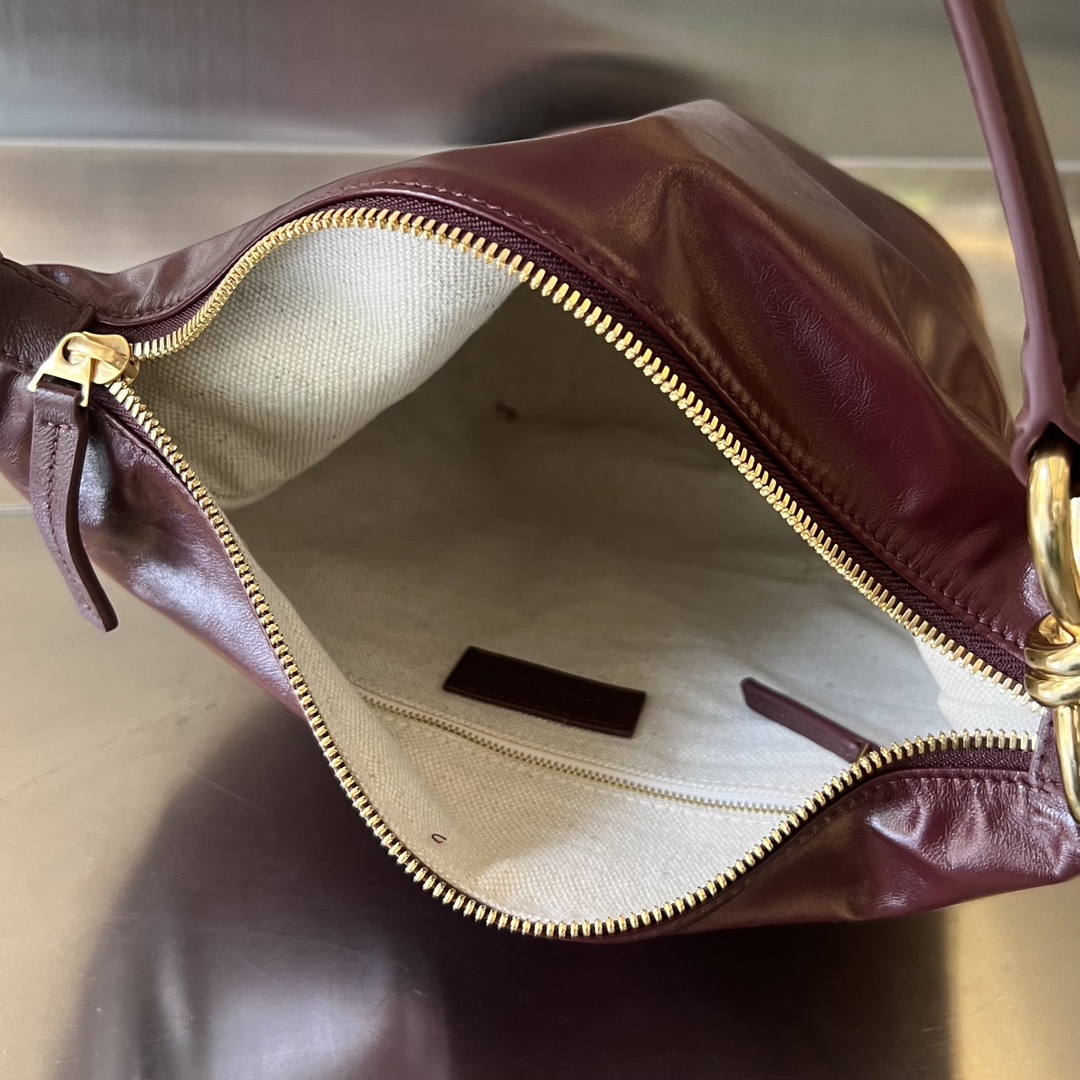 bo*te*ga Ve*ne*ta hobo knot bag