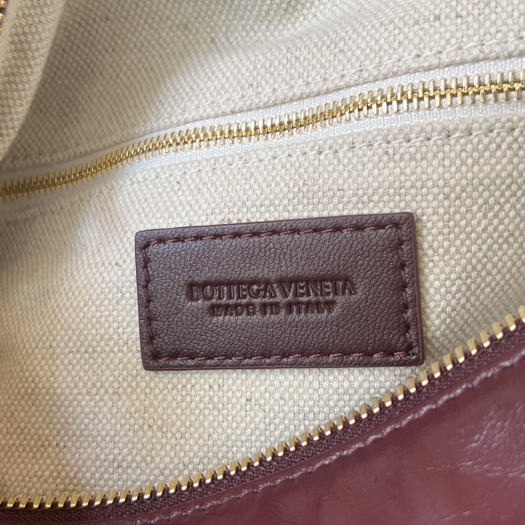 bo*te*ga Ve*ne*ta hobo knot bag