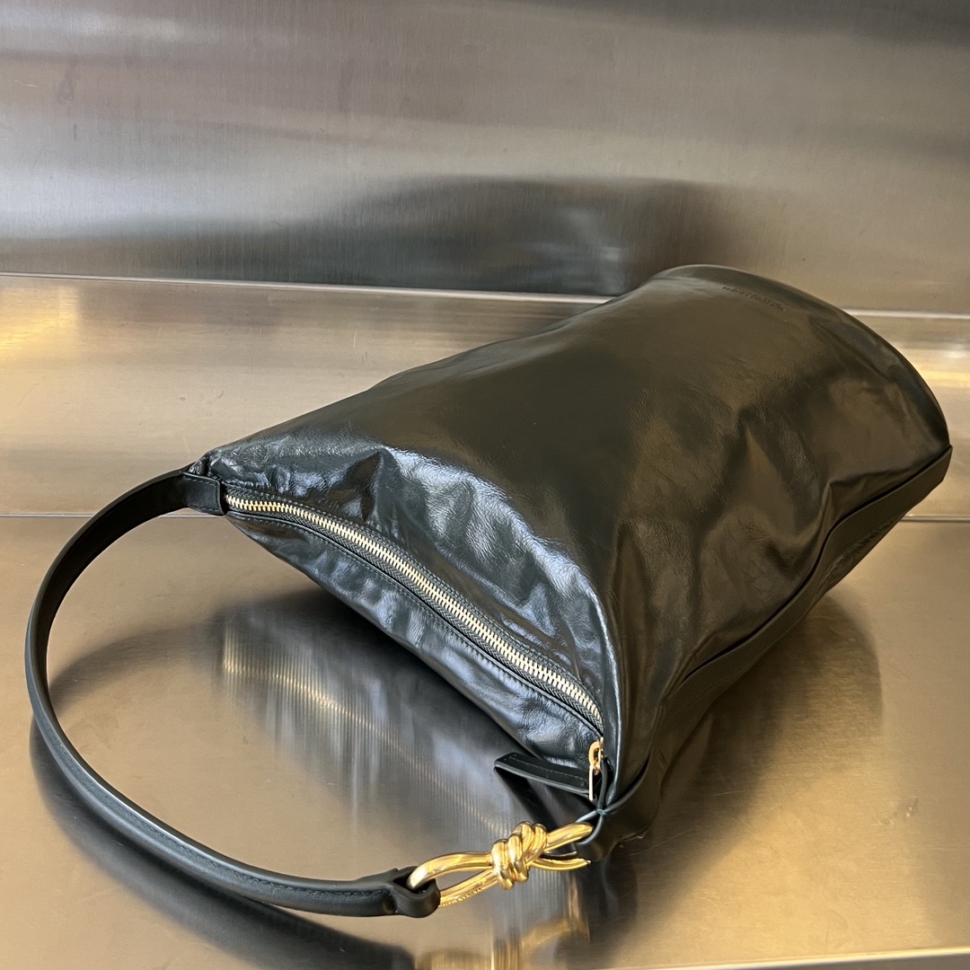bo*te*ga Ve*ne*ta hobo knot bag
