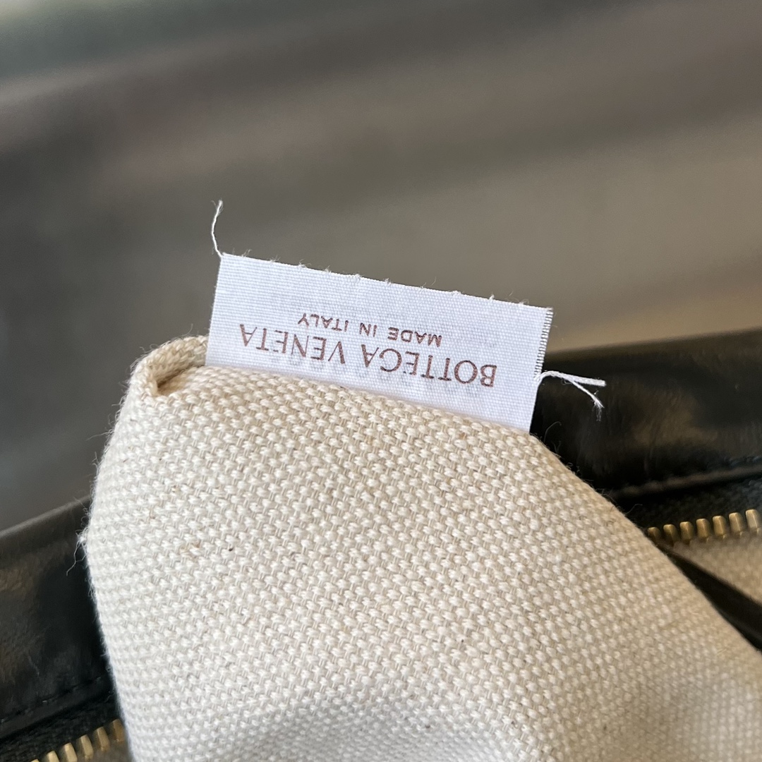 bo*te*ga Ve*ne*ta hobo knot bag