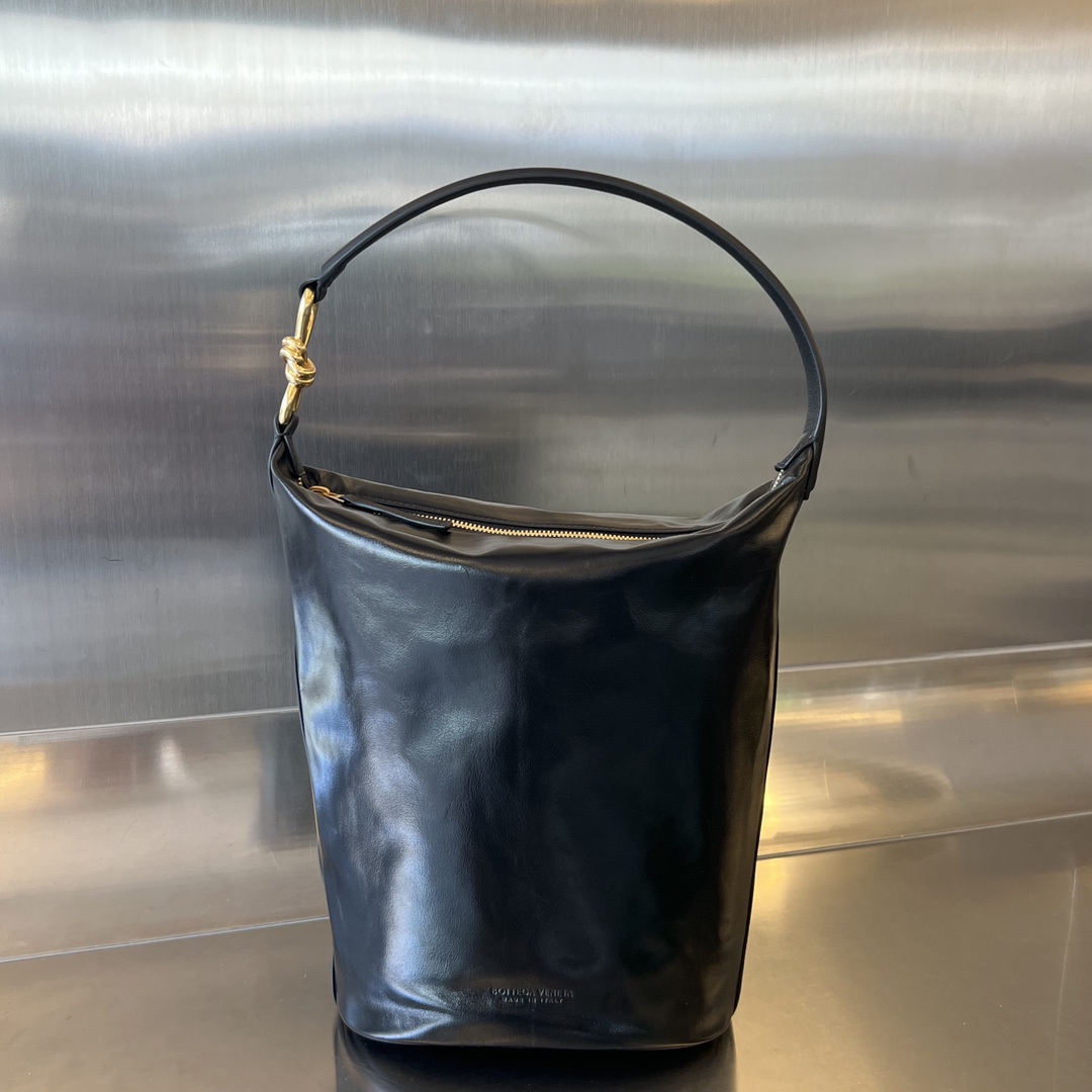 bo*te*ga Ve*ne*ta hobo knot bag