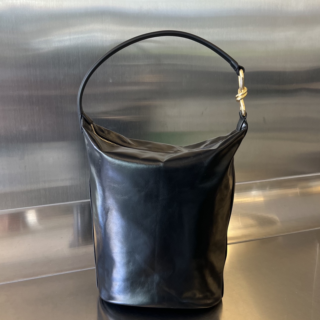 bo*te*ga Ve*ne*ta hobo knot bag