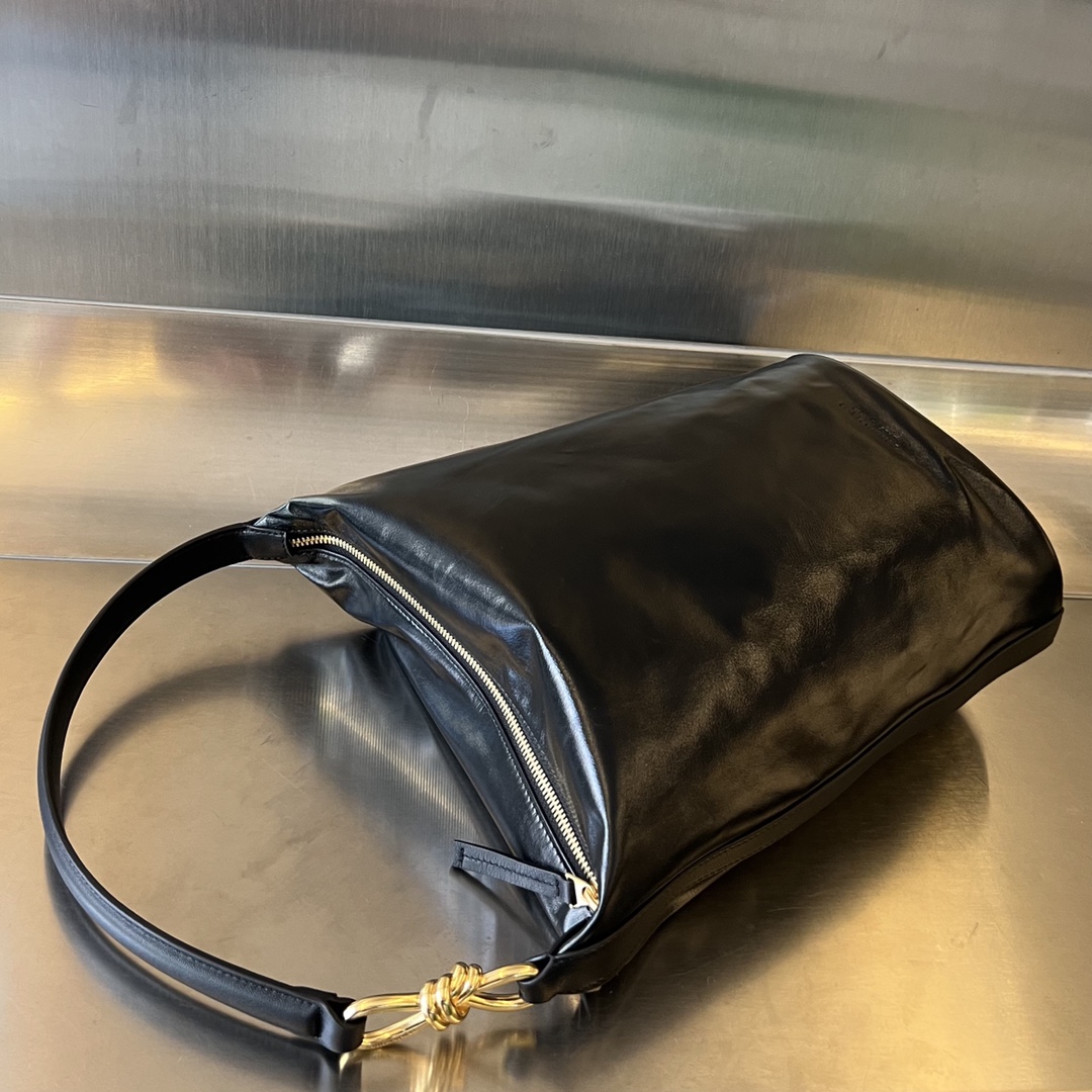 bo*te*ga Ve*ne*ta hobo knot bag