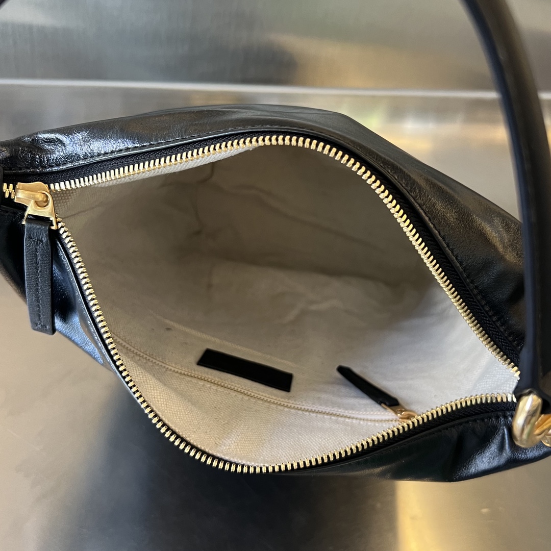 bo*te*ga Ve*ne*ta hobo knot bag