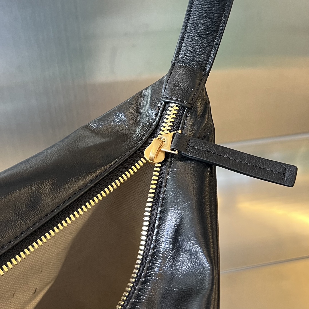 bo*te*ga Ve*ne*ta hobo knot bag