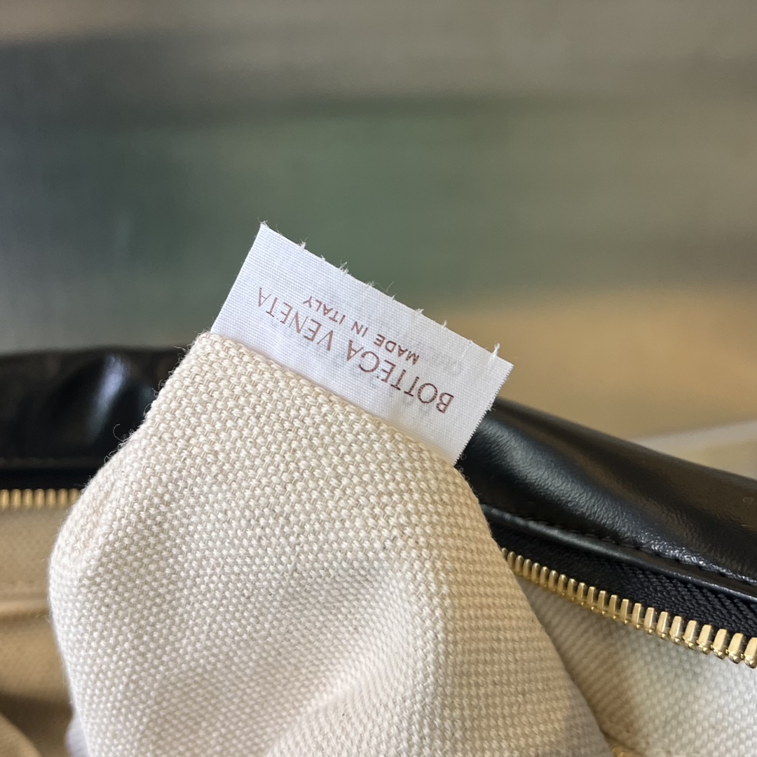 bo*te*ga Ve*ne*ta hobo knot bag