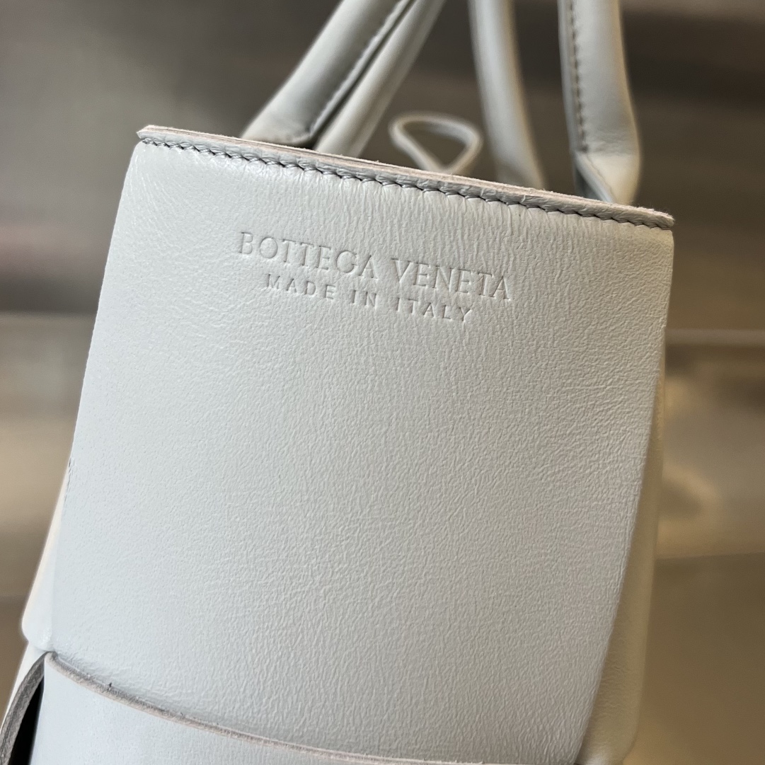 bo*te*ga Ve*ne*ta arco tote