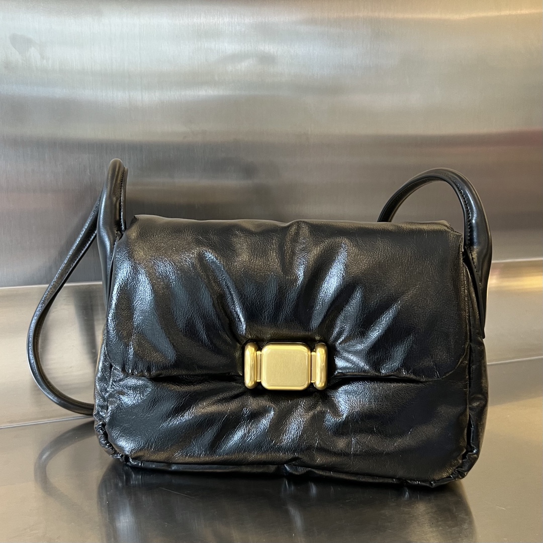 bo*te*ga Ve*ne*ta pad cross-body bag