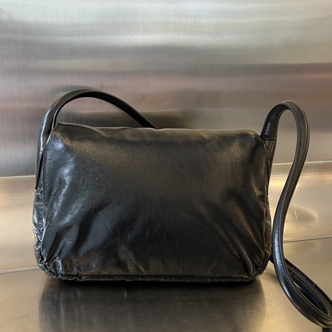 bo*te*ga Ve*ne*ta pad cross-body bag