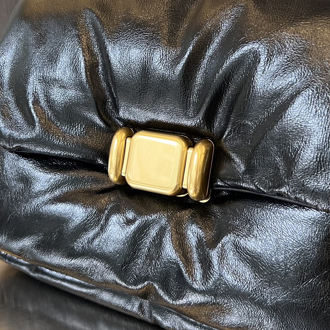 bo*te*ga Ve*ne*ta pad cross-body bag
