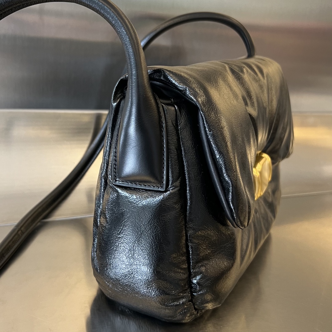bo*te*ga Ve*ne*ta pad cross-body bag