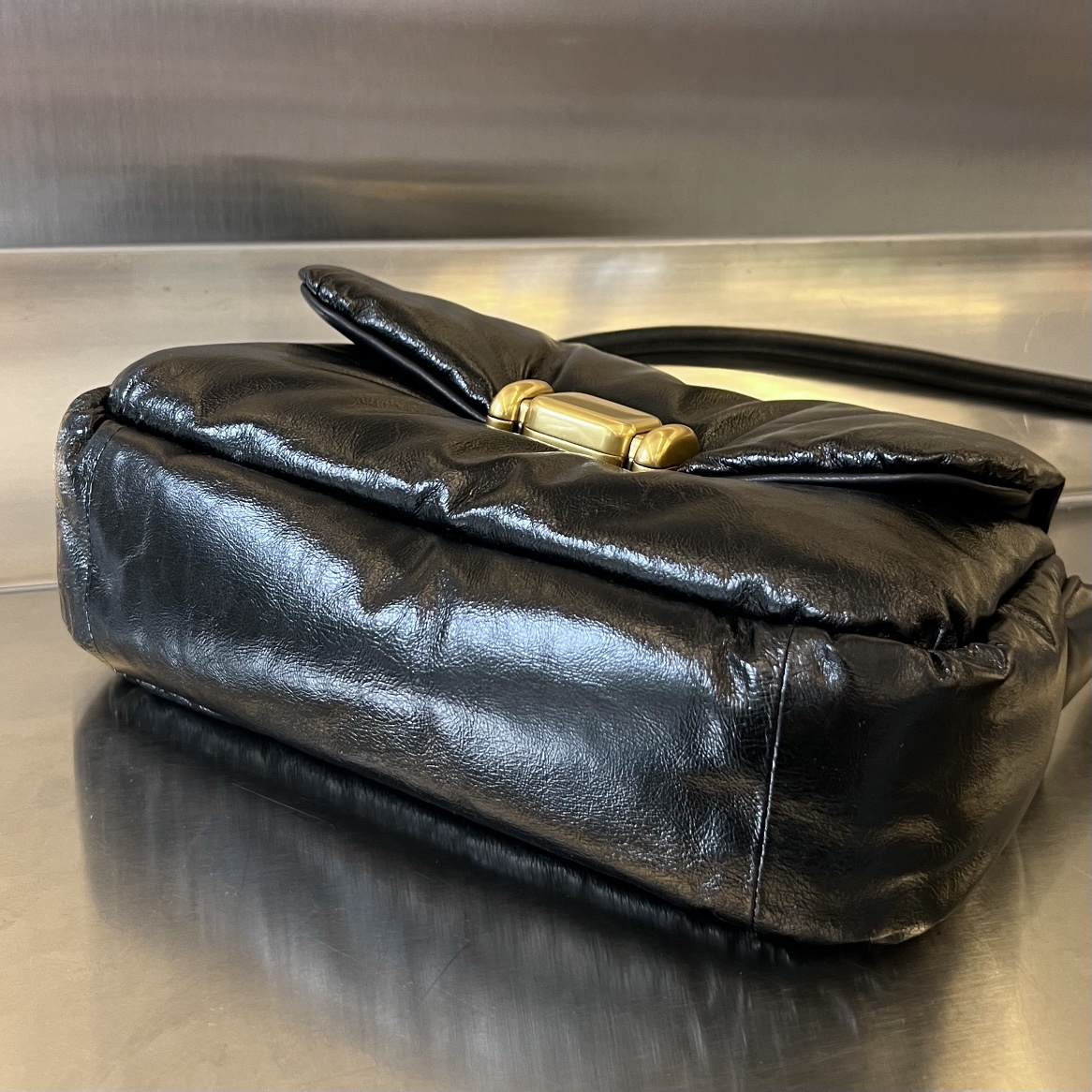 bo*te*ga Ve*ne*ta pad cross-body bag