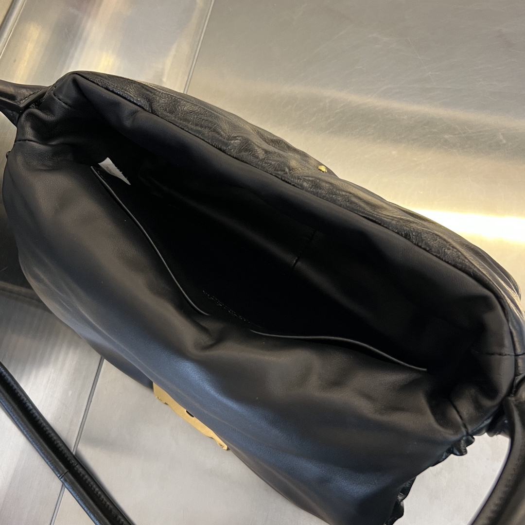 bo*te*ga Ve*ne*ta pad cross-body bag