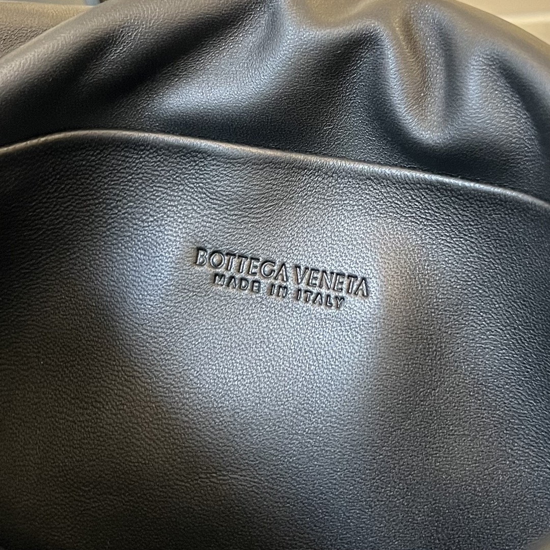 bo*te*ga Ve*ne*ta pad cross-body bag