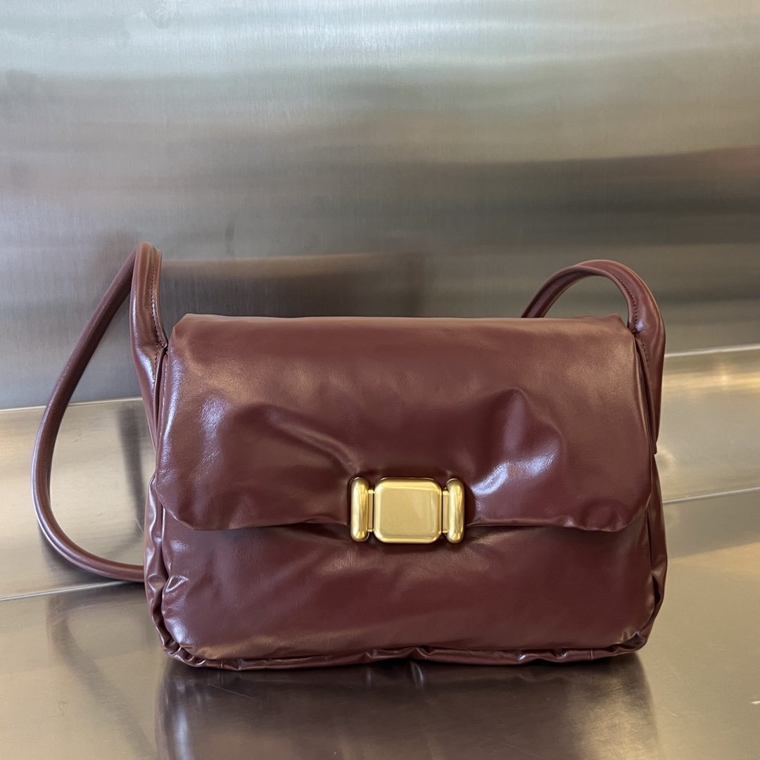 bo*te*ga Ve*ne*ta pad cross-body bag
