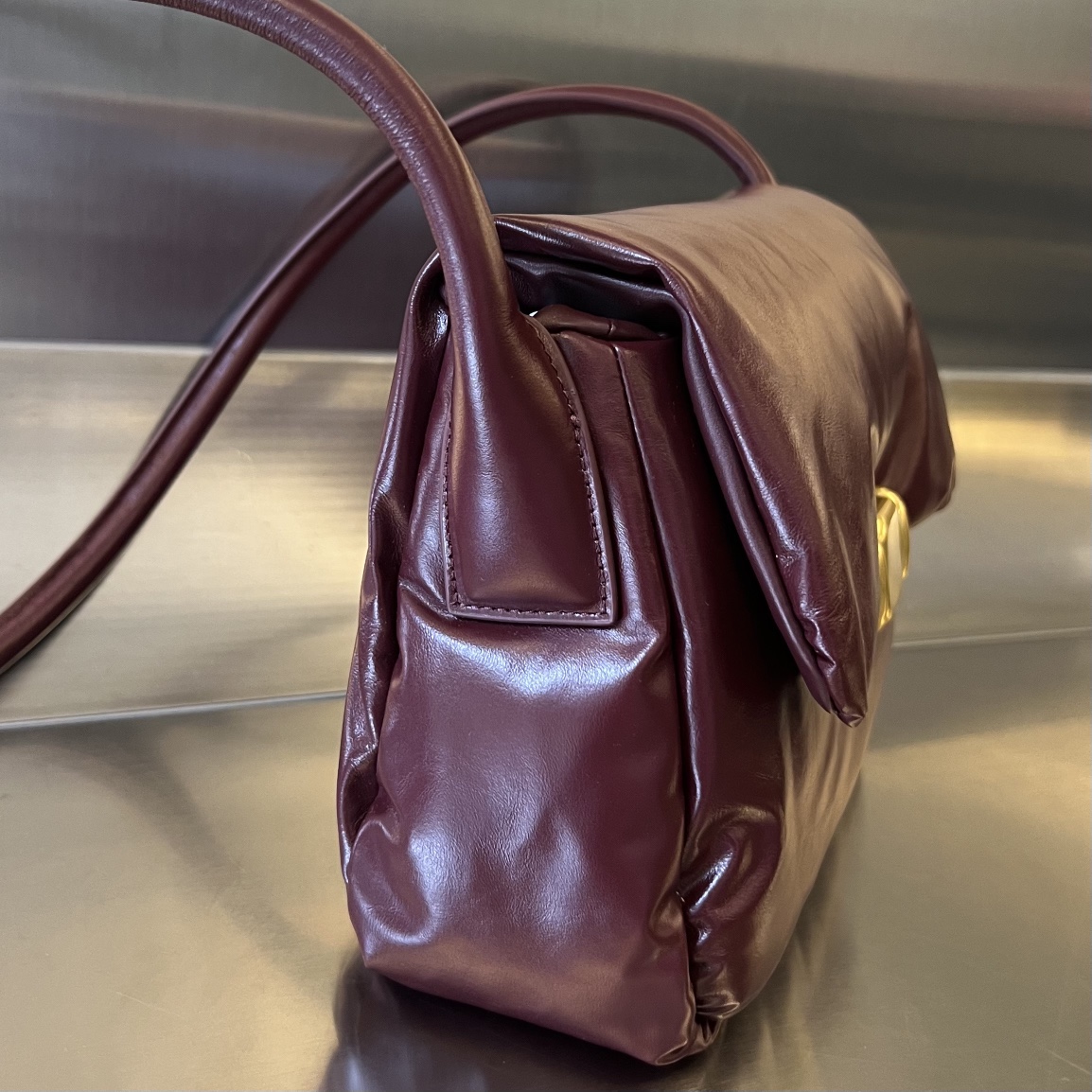 bo*te*ga Ve*ne*ta pad cross-body bag