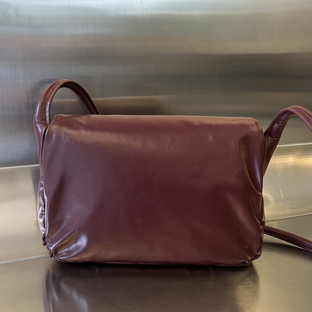 bo*te*ga Ve*ne*ta pad cross-body bag
