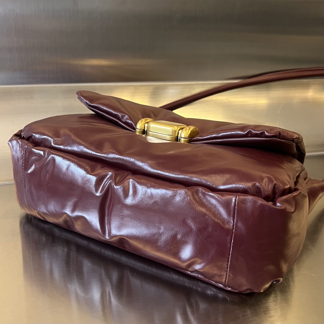bo*te*ga Ve*ne*ta pad cross-body bag