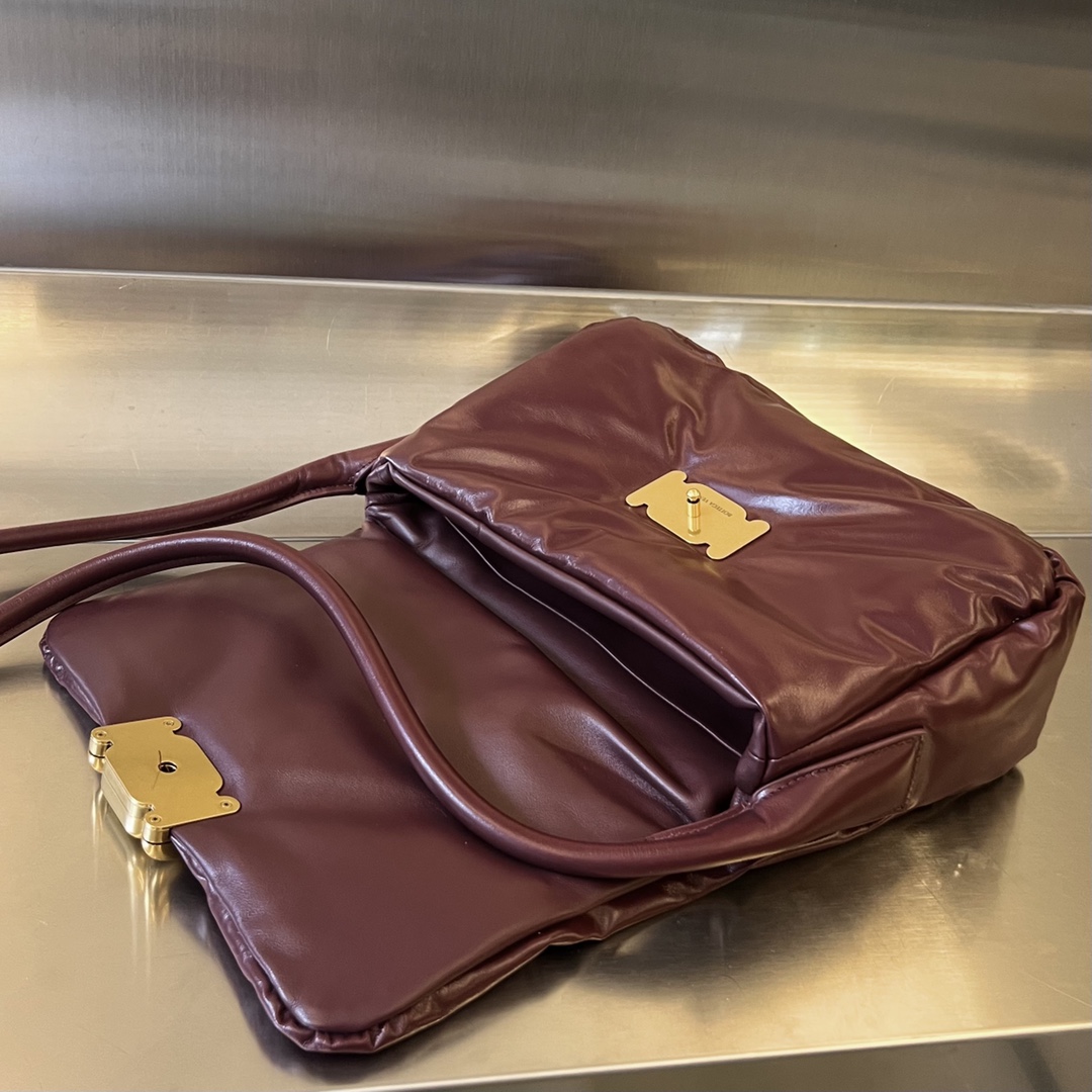 bo*te*ga Ve*ne*ta pad cross-body bag