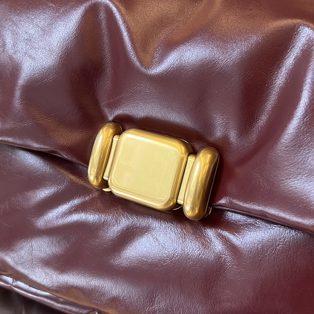 bo*te*ga Ve*ne*ta pad cross-body bag