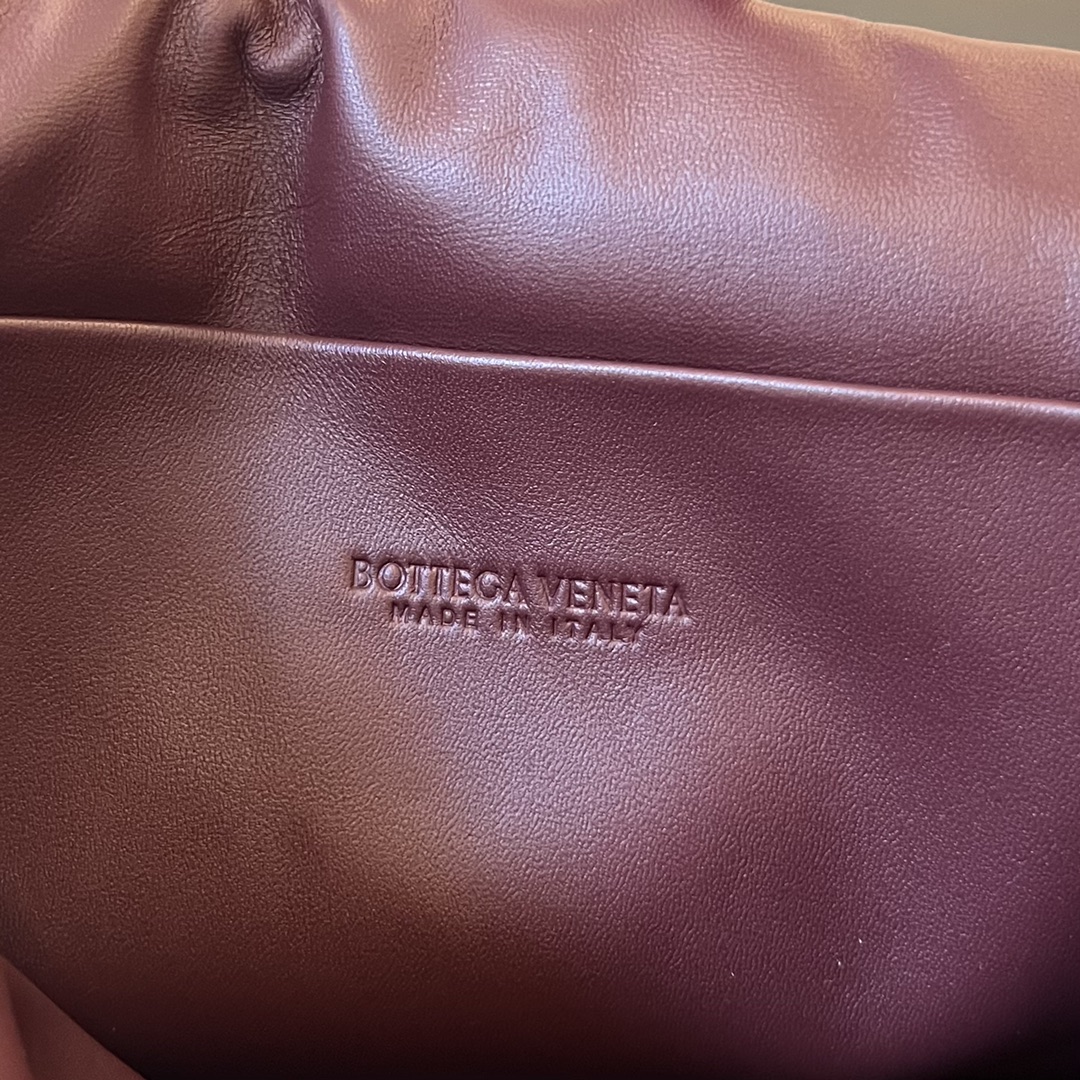 bo*te*ga Ve*ne*ta pad cross-body bag