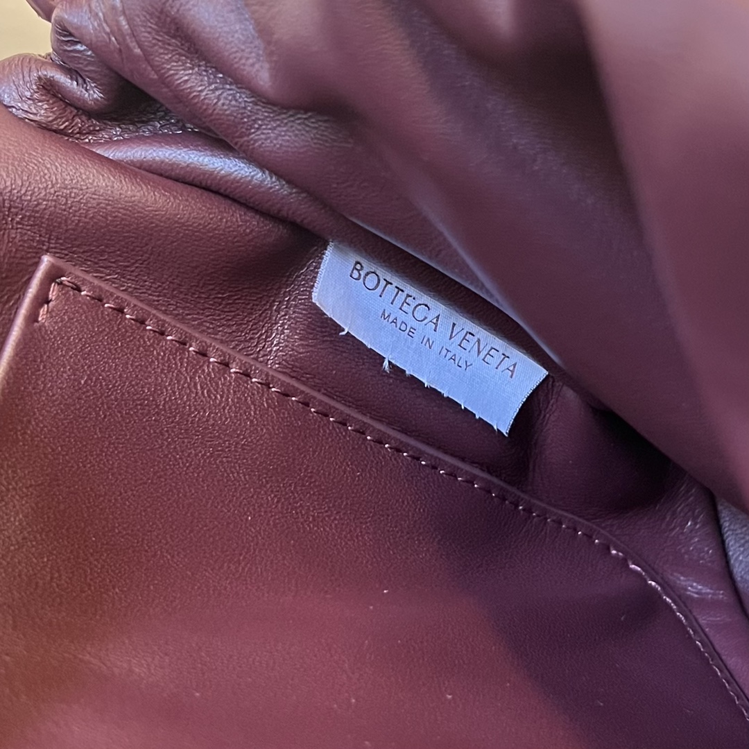 bo*te*ga Ve*ne*ta pad cross-body bag