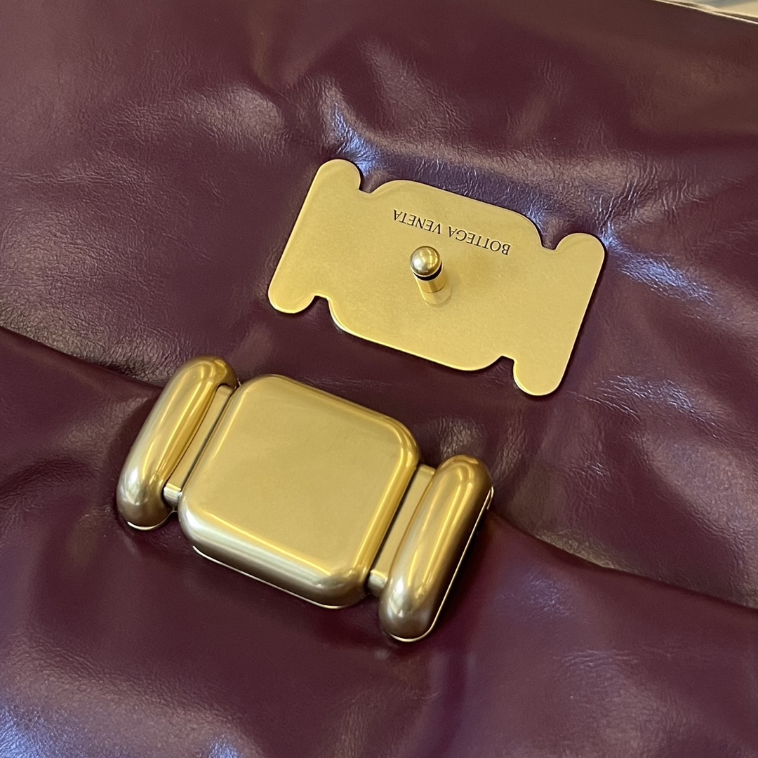 bo*te*ga Ve*ne*ta pad cross-body bag