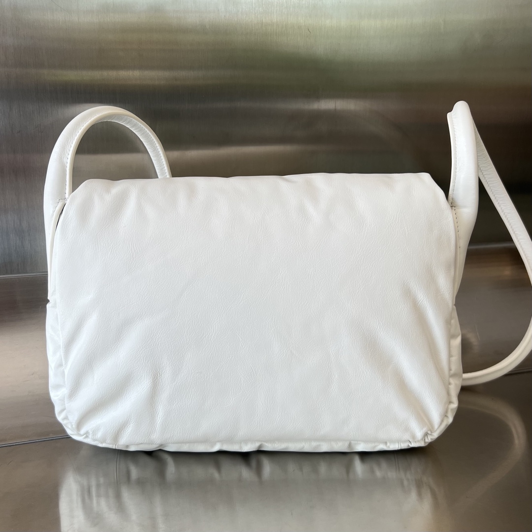 bo*te*ga Ve*ne*ta pad cross-body bag