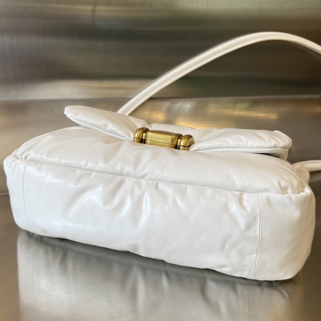 bo*te*ga Ve*ne*ta pad cross-body bag