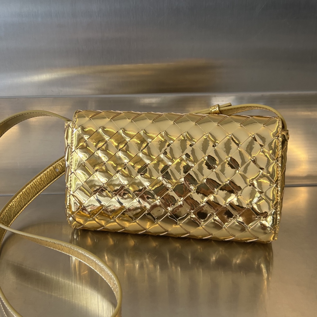 bo*te*ga Ve*ne*ta mini andiamo cross-body bag