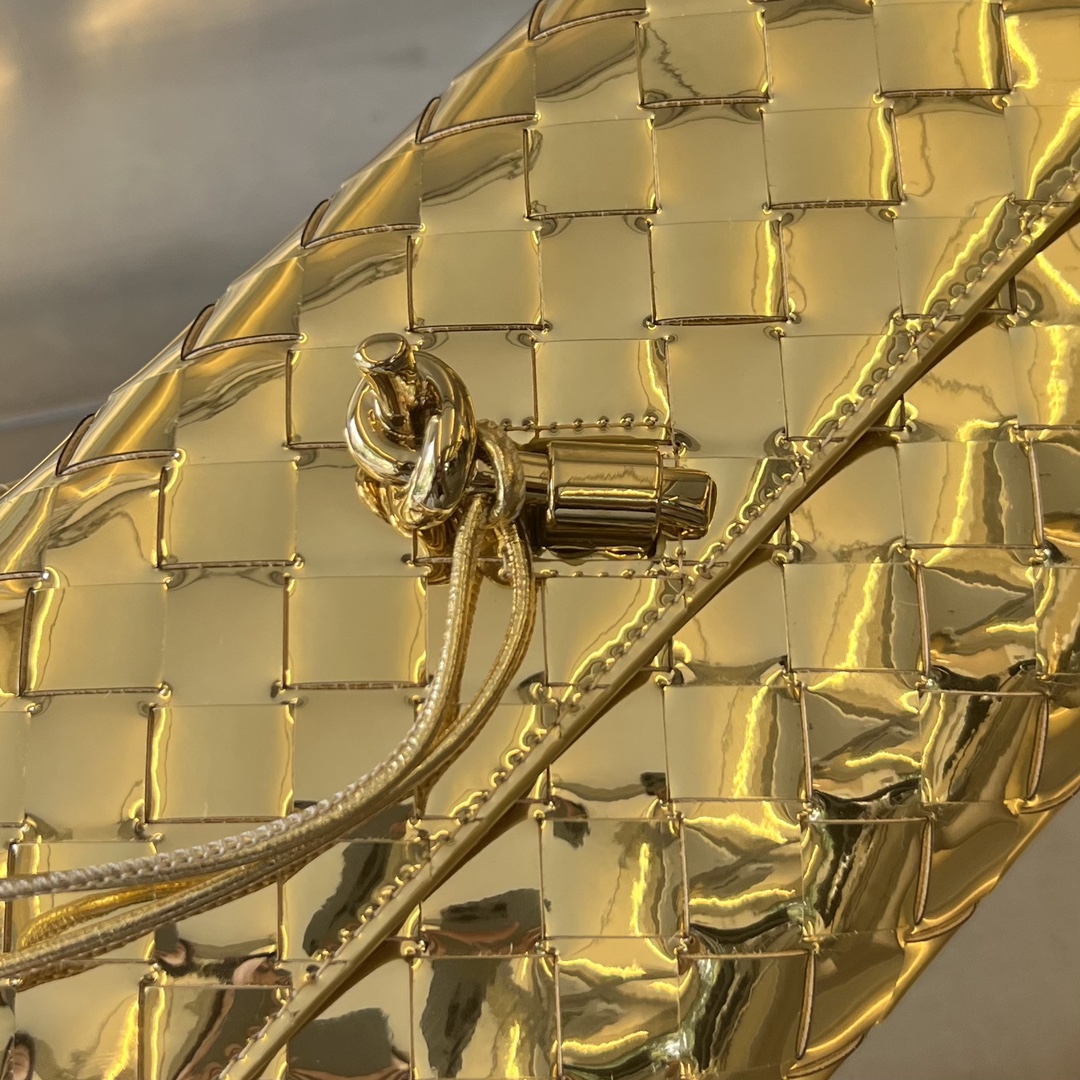 bo*te*ga Ve*ne*ta mini andiamo cross-body bag