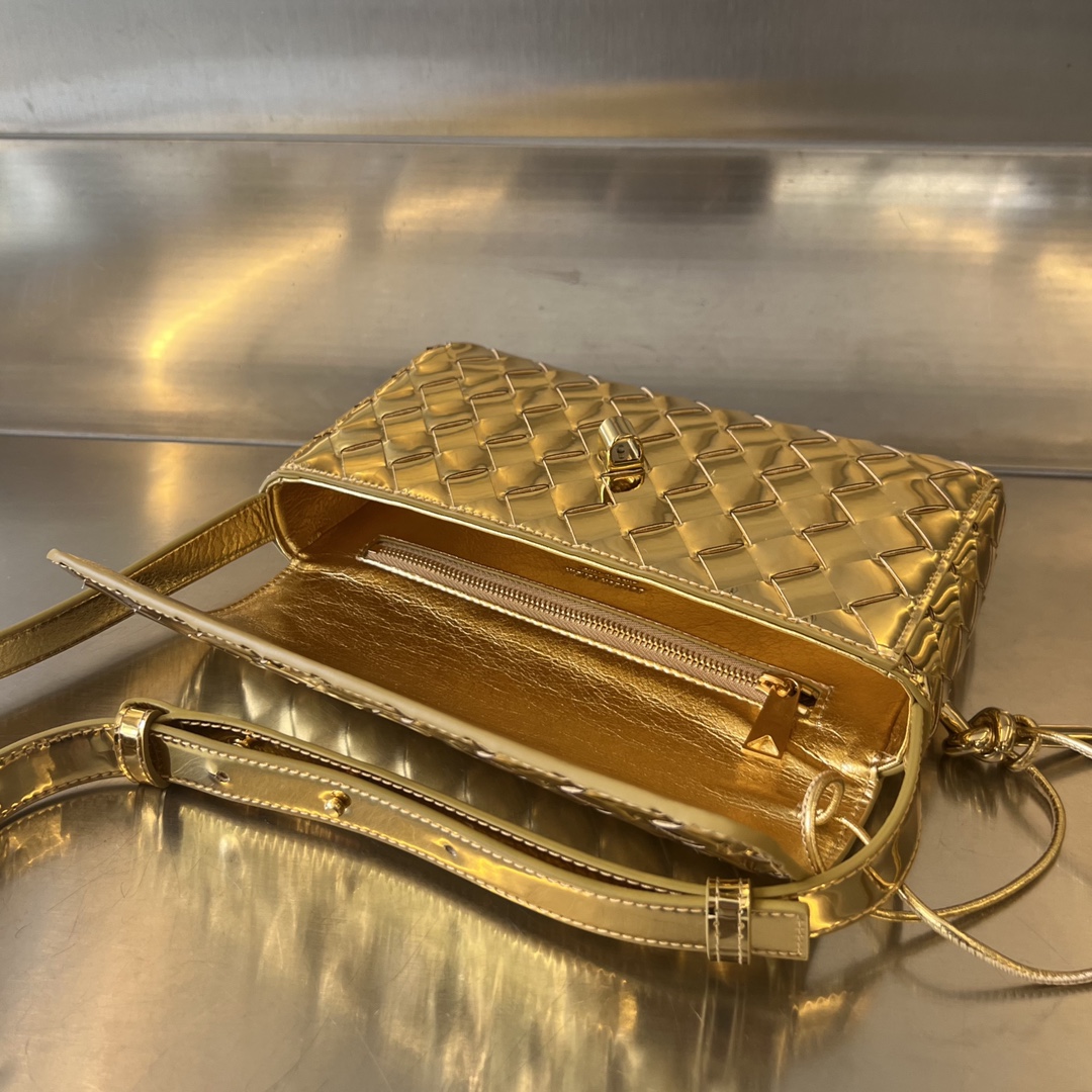 bo*te*ga Ve*ne*ta mini andiamo cross-body bag