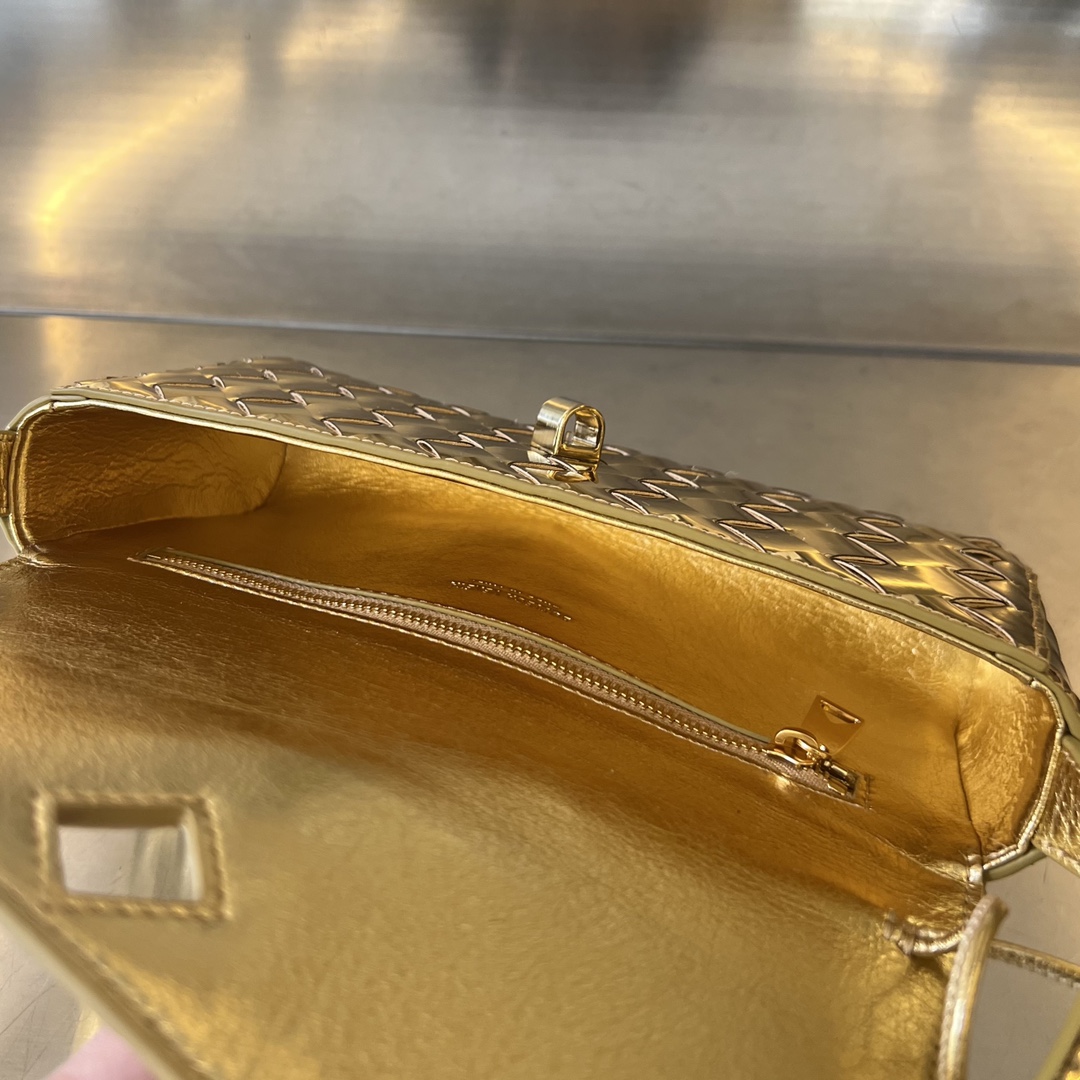 bo*te*ga Ve*ne*ta mini andiamo cross-body bag