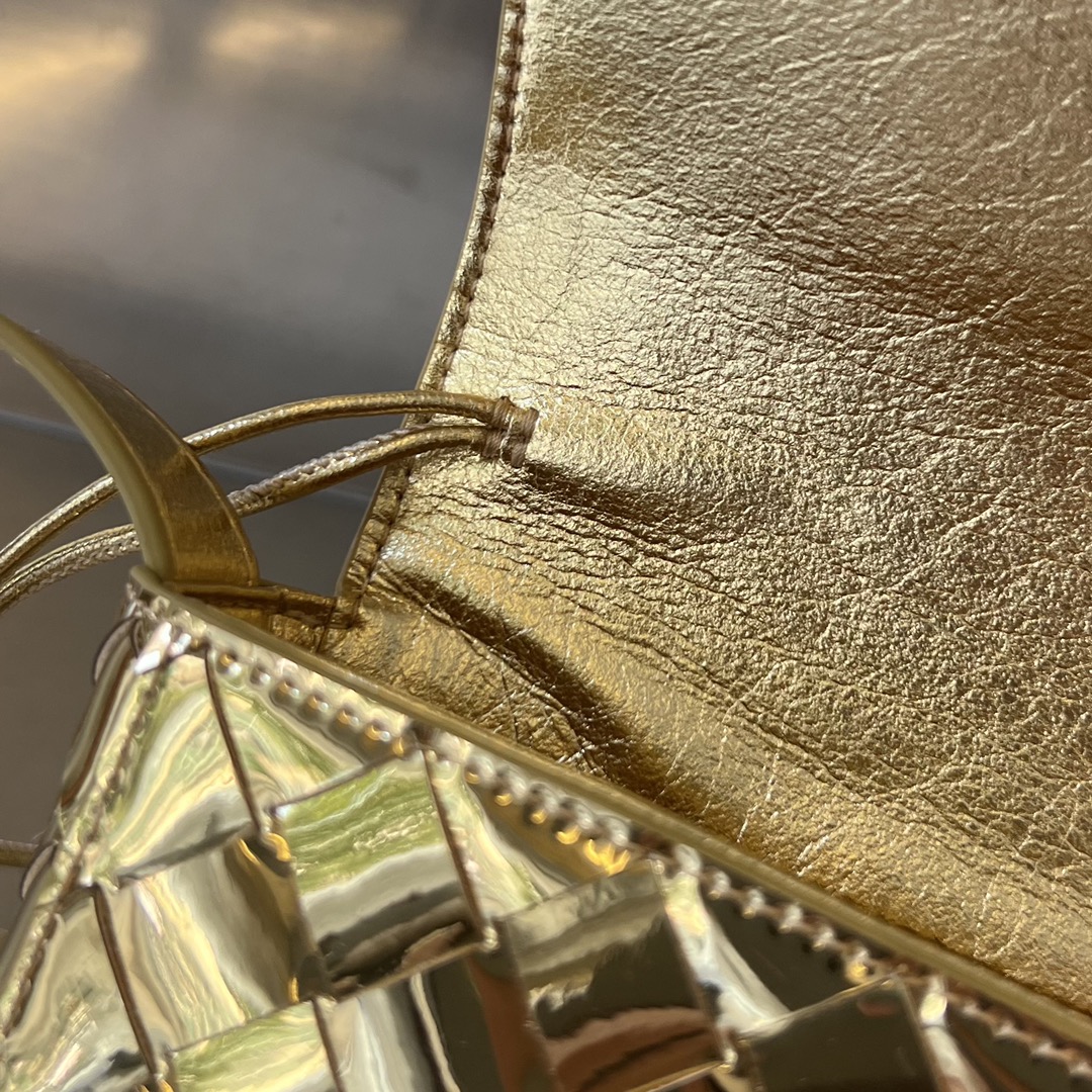bo*te*ga Ve*ne*ta mini andiamo cross-body bag
