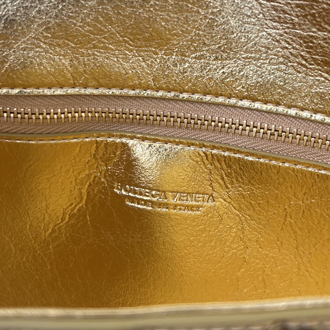 bo*te*ga Ve*ne*ta mini andiamo cross-body bag