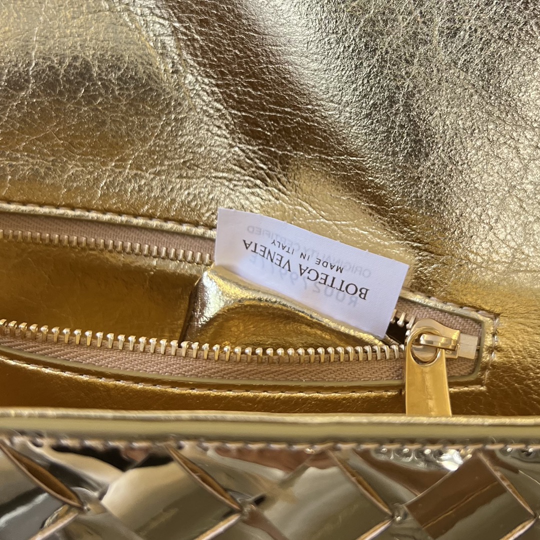 bo*te*ga Ve*ne*ta mini andiamo cross-body bag