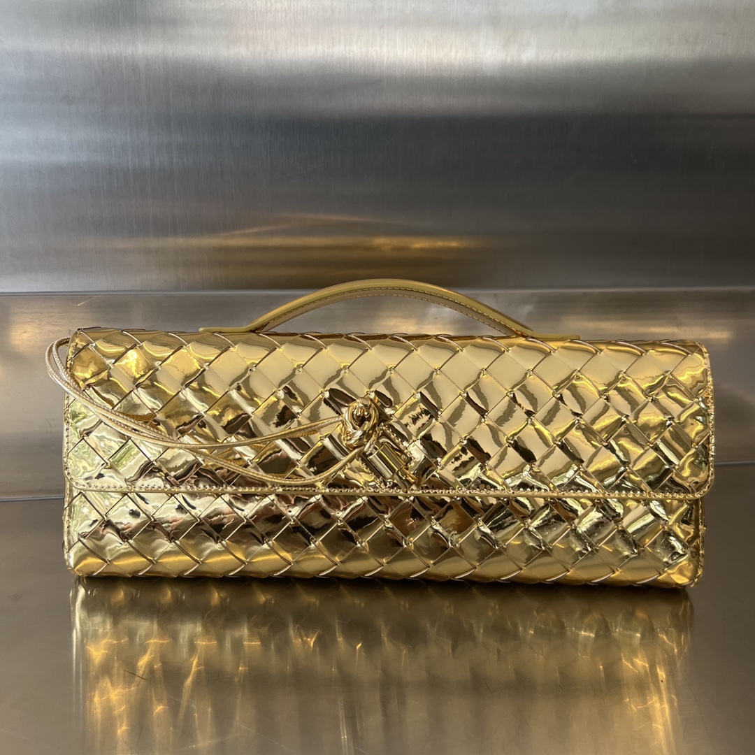 bo*te*ga Ve*ne*ta long clutch andiamo with handle
