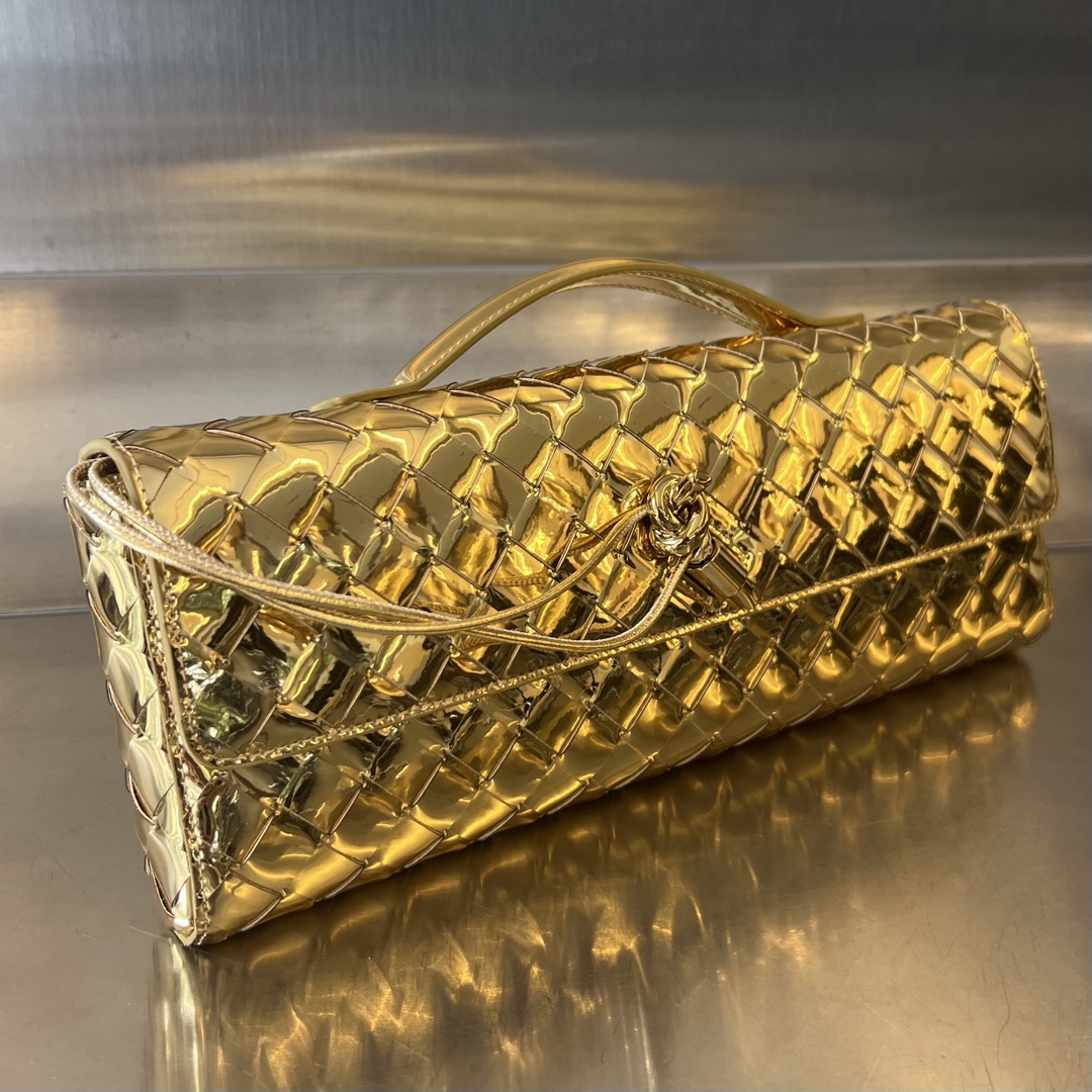 bo*te*ga Ve*ne*ta long clutch andiamo with handle