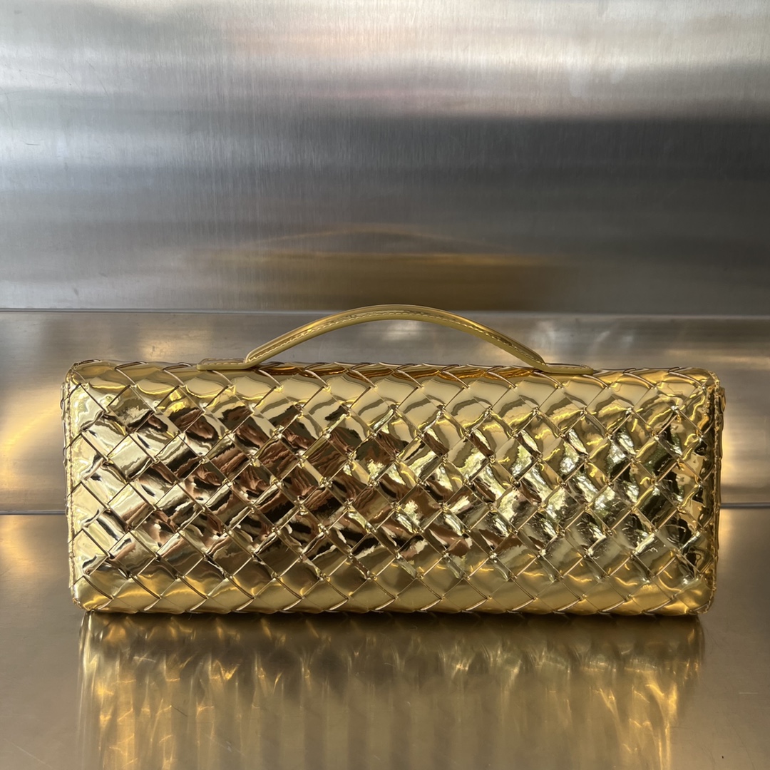 bo*te*ga Ve*ne*ta long clutch andiamo with handle