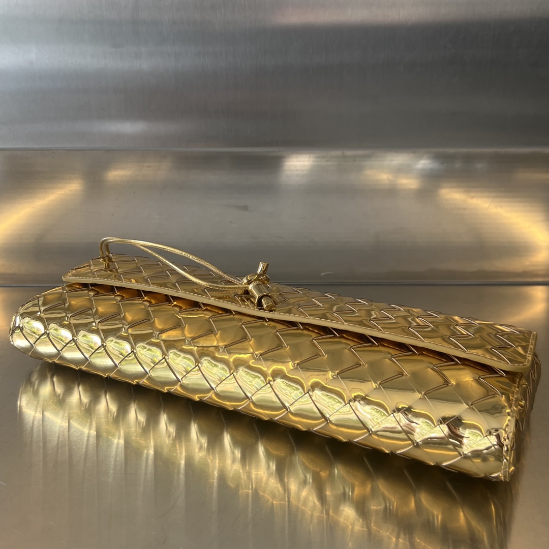 bo*te*ga Ve*ne*ta long clutch andiamo with handle