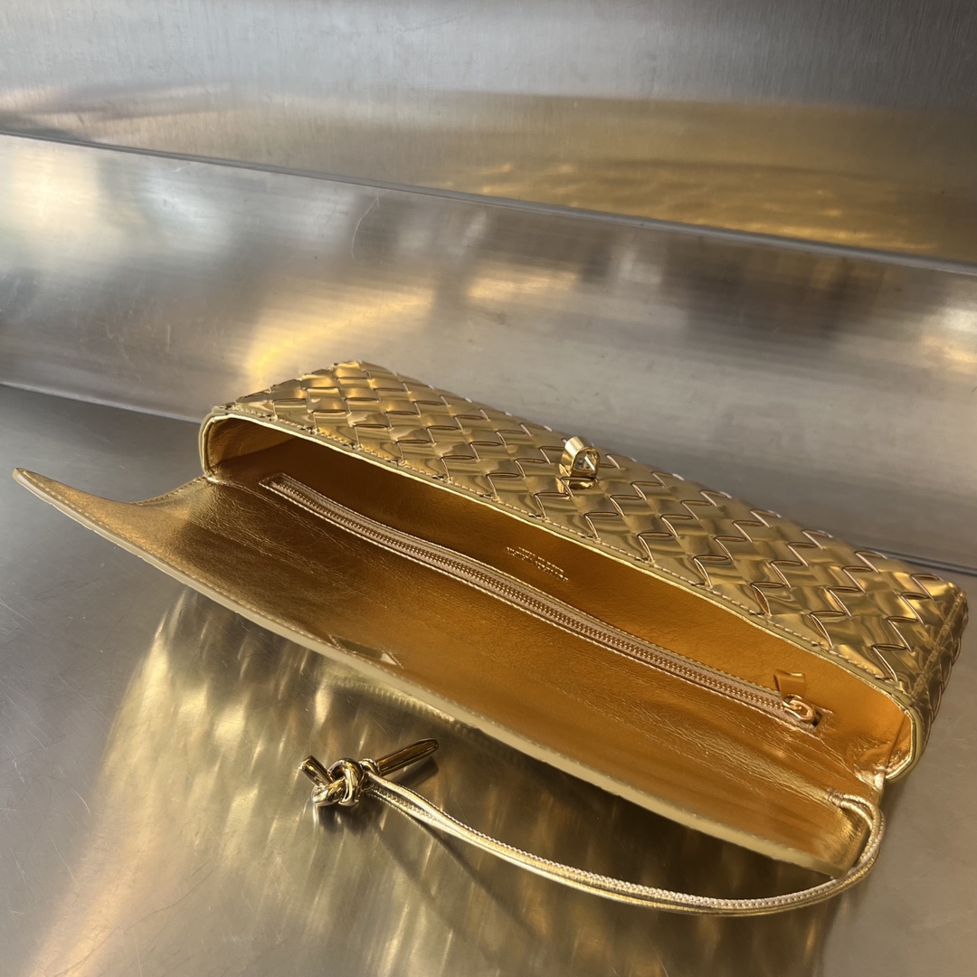 bo*te*ga Ve*ne*ta long clutch andiamo with handle