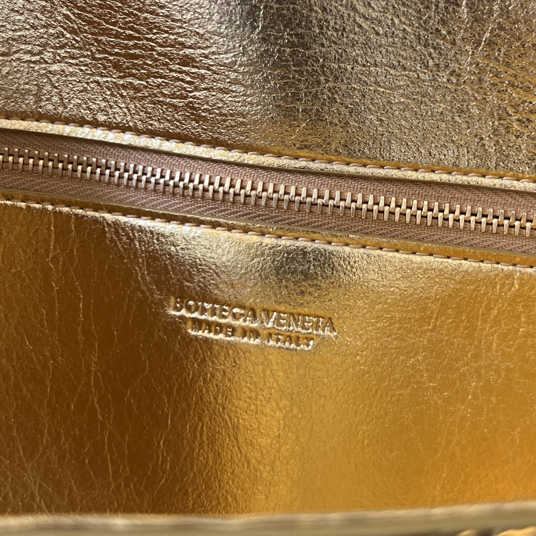 bo*te*ga Ve*ne*ta long clutch andiamo with handle