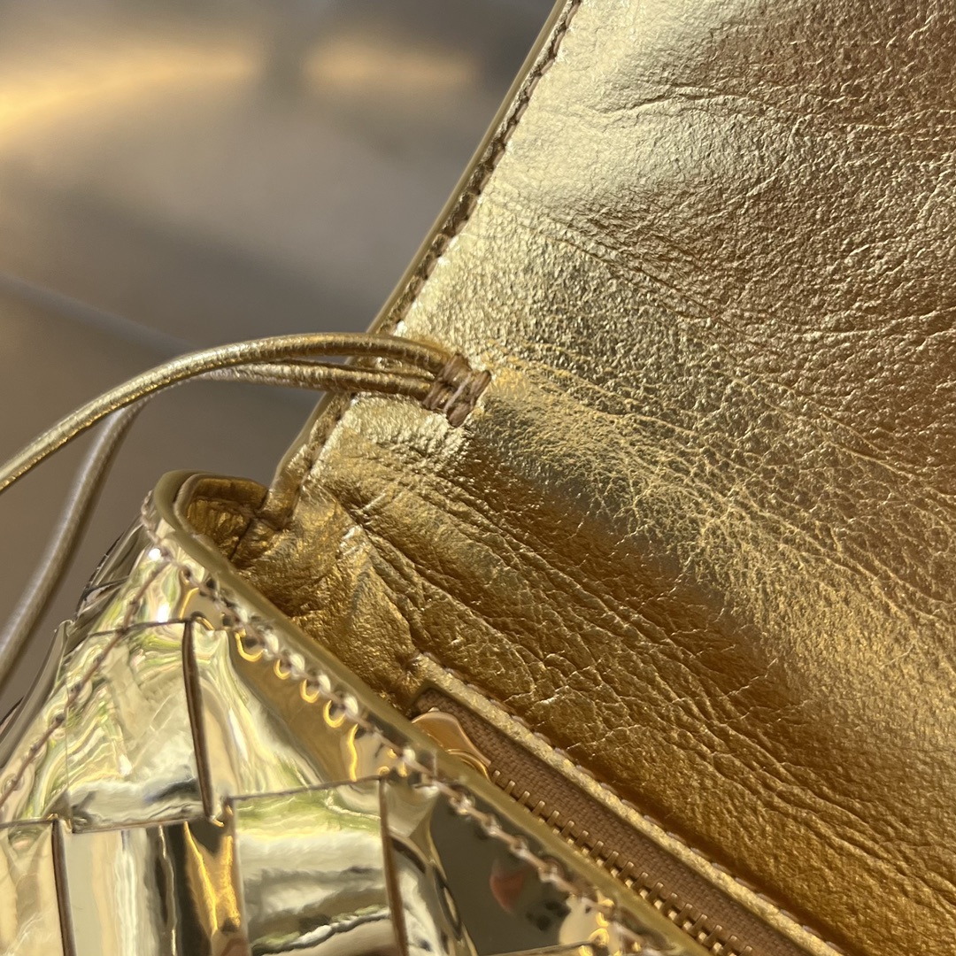 bo*te*ga Ve*ne*ta long clutch andiamo with handle