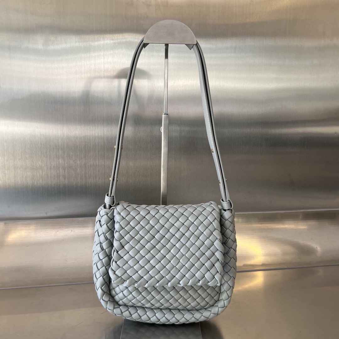 bo*te*ga Ve*ne*ta mini cobble shoulder bag