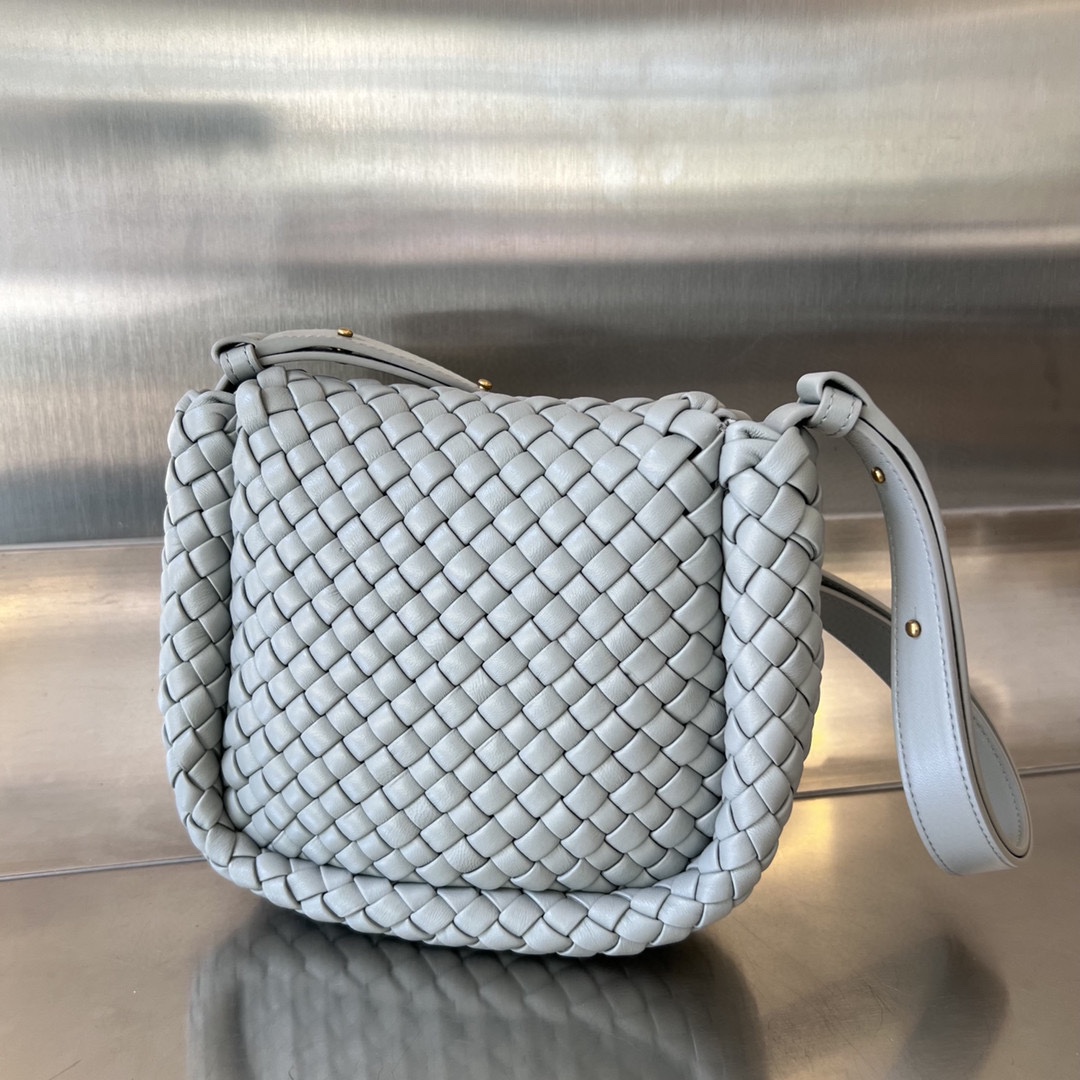 bo*te*ga Ve*ne*ta mini cobble shoulder bag