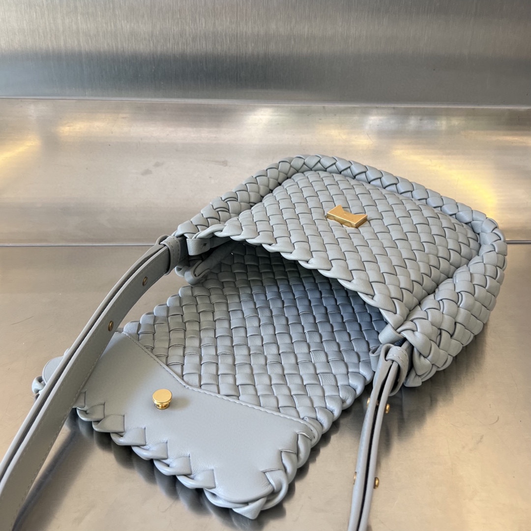 bo*te*ga Ve*ne*ta mini cobble shoulder bag