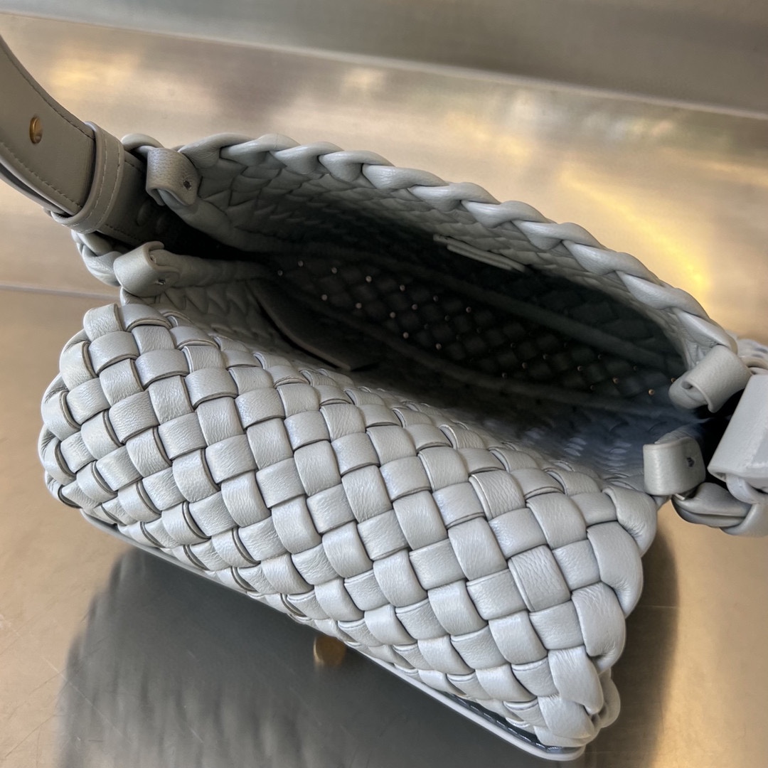 bo*te*ga Ve*ne*ta mini cobble shoulder bag