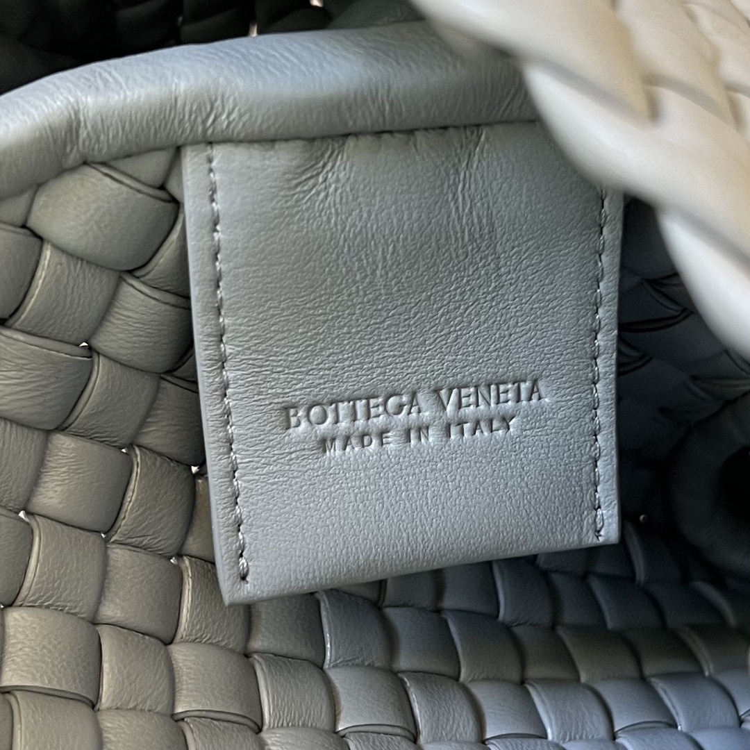 bo*te*ga Ve*ne*ta mini cobble shoulder bag