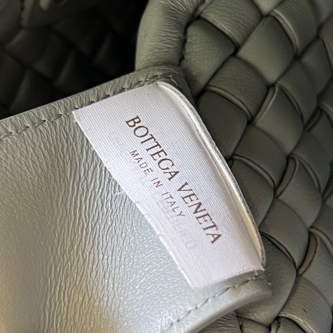 bo*te*ga Ve*ne*ta mini cobble shoulder bag