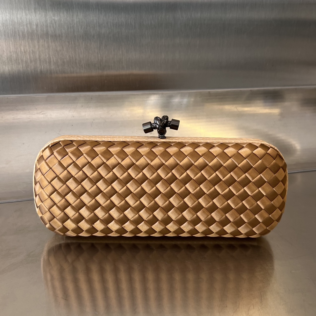 bo*te*ga Ve*ne*ta bv knot clutch